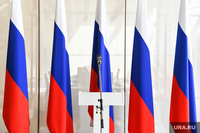 Пресс-подход к главе МИД РФ Сергею Лаврову в штаб-квартире РМК. Екатеринбург, выступление, пресс-подход, флаг россии, брифинг