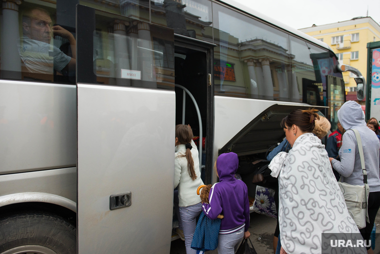 Беженцы с Украины на ЖД вокзале. Екатеринбург, автобус, пассажиры