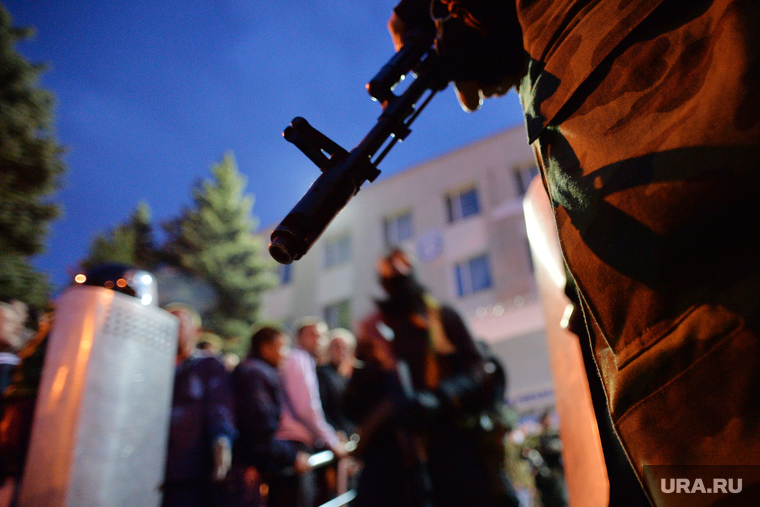 Ситуация на востоке Украины. Луганск. Захват здания МВД, автомат, оружие, луганск, захват мвд, оцепление