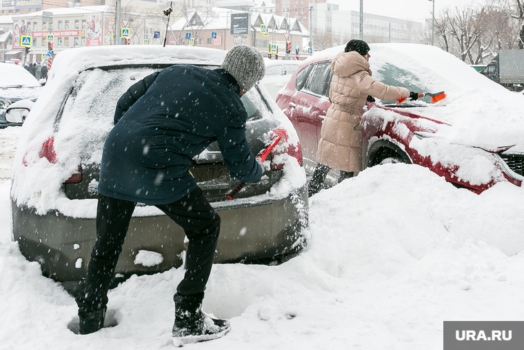 Снегопад. Тюмень, уборка снега, машины в снегу, автомобиль в снегу, автомобиль зимой, очистка автомобиля, снегопад, машину замело, автомобиль замело
