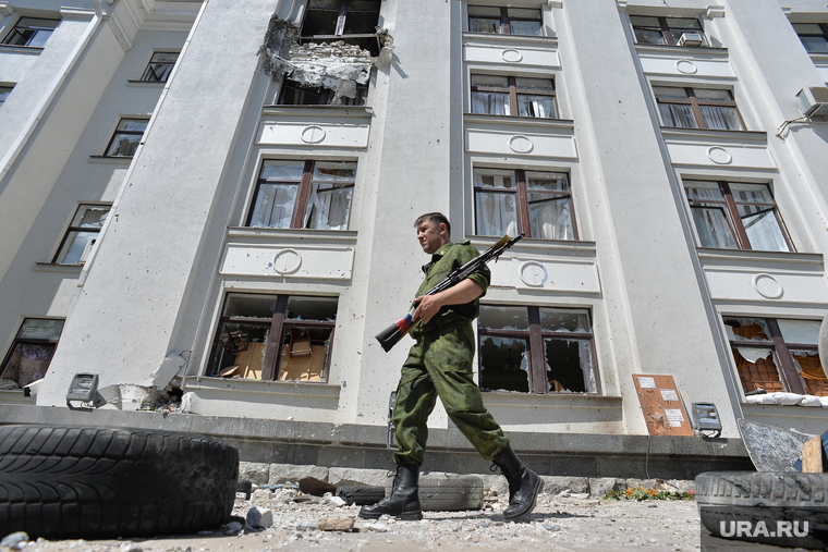 Здание ОДА. Луганск. Украина
, война, разрушенное здание, солдат