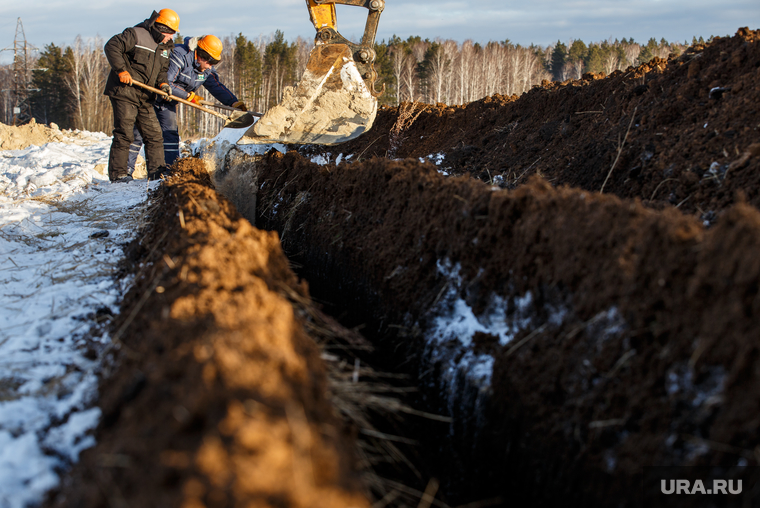 Прокладка нового газопровода высокого давления. Газпром газораспределение. Екатеринбург, экскаватор, траншея, земляные работы, газификация, раскопки, прокладка газопровода