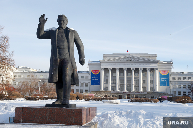 Уральский федеральный университет. Екатеринбург, зима, памятник кирову, урфу, вид на урфу, здание урфу