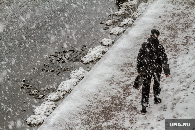 Форум институтов развития. Пленарное заседание. Екатеринбург, снег на тротуаре, снегопад, зима, мокрый снег