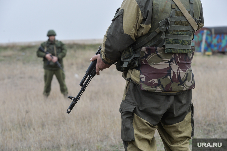 Безоружные украинские военные встретились с Российскими. Переговоры.Севастополь. Крым. Аэропорт Бельбек, автоматчик, армия, военные, солдат