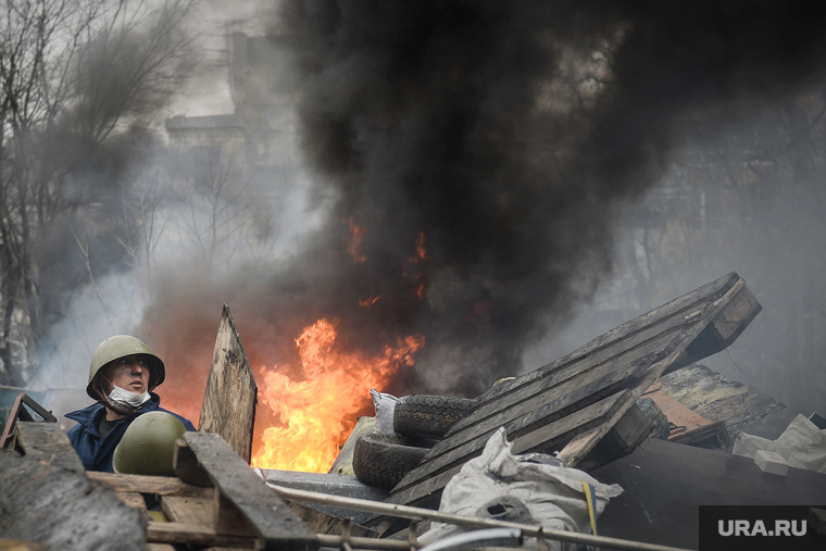 Майдан. Украина. Киев, дым, баррикады, боец, беспорядки, огонь
