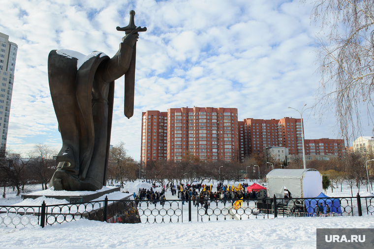 Митинг партии "Справедливая Россия" против новой транспортной схемы Екатеринбурга. Екатеринбург, площадь обороны, памятник седой урал