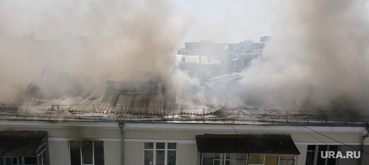 Пожар на кровле по адресу Шейнкмана, 19. Екатеринбург, пожар, крыша горит