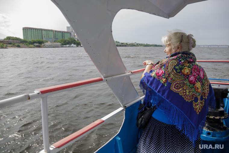 Виды Перми, пенсионерка, бабушка, отдых на воде, водный транспорт
