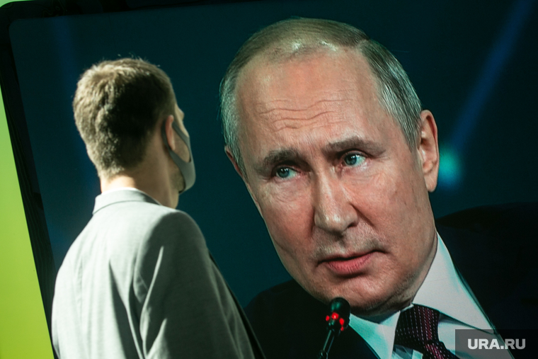 ПМЭФ-2021. Второй день, пленарное заседание. Санкт-Петербург, путин на экране