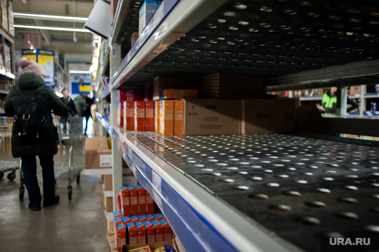 Люди закупают продукты в гипермаркетах во время пандемии коронавируса. Екатеринбург, продукты, супермаркет, гречка, гипермаркет, пустые полки, магазин, пандемия коронавируса