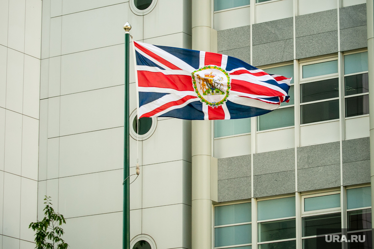 Флаг ЛГБТ сообщества на посольстве Великобритании. Москва, флаг великобритании, посольство великобритании, юнион джек, британский флаг