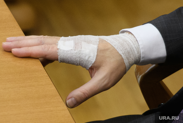 Заседание законодательного собрания Свердловской области. Екатеринбург, рука, травма, бинт, кисть руки
