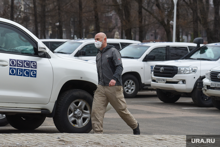 Парковка с машинами представителей специальной мониторинговой миссии ОБСЕ 24 февраля