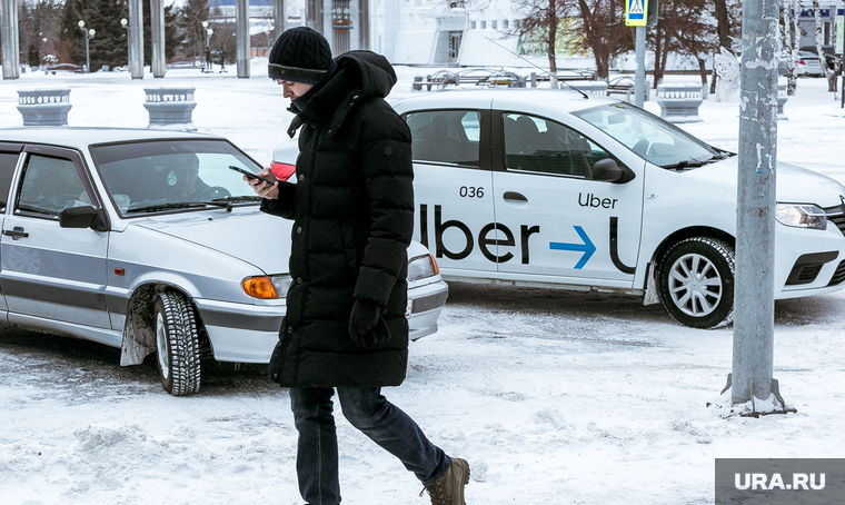 Виды города. Тюмень, пешеход, такси, прохожий, uber, убер