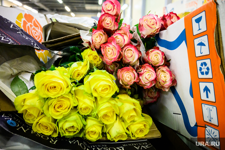 Цветы к 8 марта в аэропорту Кольцово. Екатеринбург, роза, розы, цветы