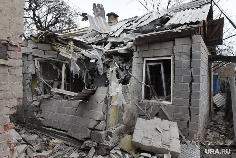 Разрушенный обстрелом жилой дом на окраине Донецка