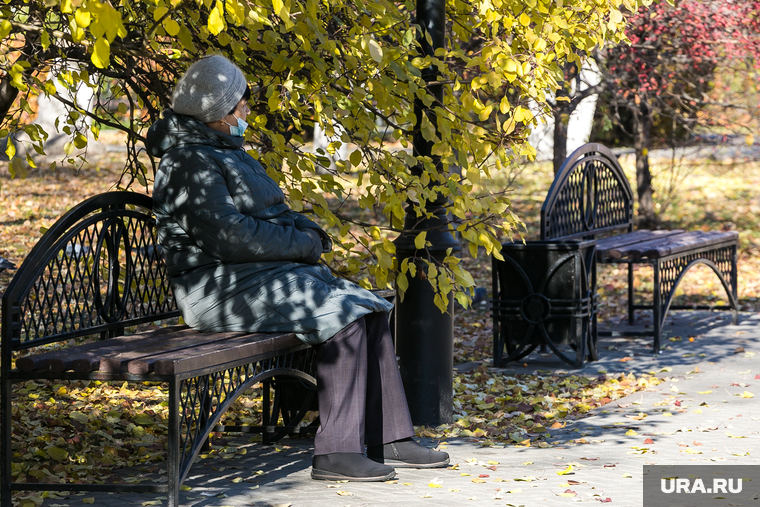 Осенний город. Тюмень, пенсионерка, листья, желтые листья, пожилая женщина, бабушка, пожилой человек, осень, осенние листья