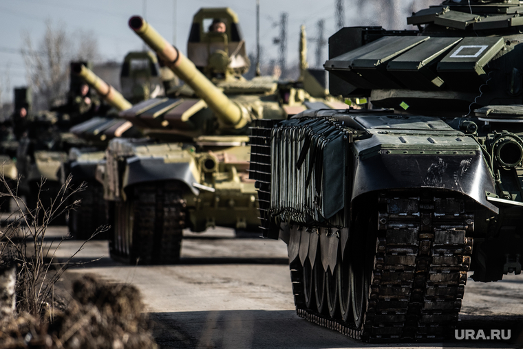 Первая тренировка механизированной колонны к параду Победы. Екатеринбург, гусеница, репетиция парада, танк, колонна военной техники, танк т-72, сбойка