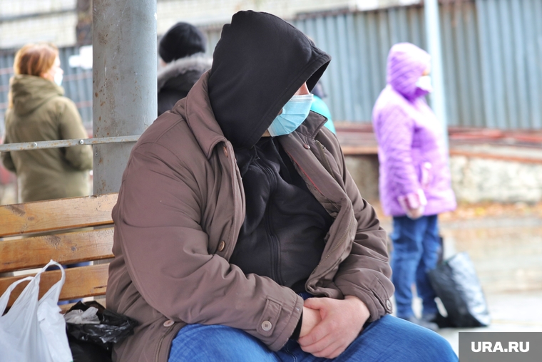 Город.  Курган, ожидание, люди в масках, масочный режим, пандемия коронавируса