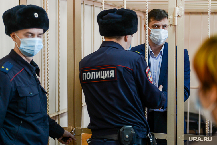 Избрание меры пресечения Олегу Извекову в Суде Центрального района. Челябинск, решетка, клетка, извеков олег