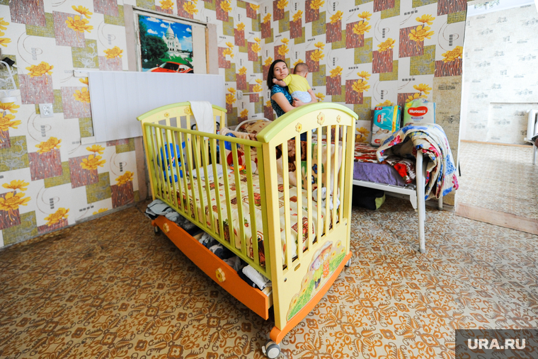 Депутат Заксобрания Алексей Денисенко обеспечил Евгению комнатой, купил кроватку и памперсы для ребенка