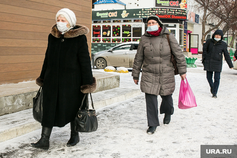 Виды города. Тюмень, люди в масках, пешеходы, пенсионеры, люди в медицинских масках
