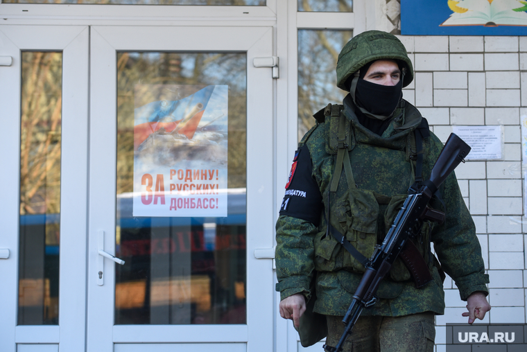 Мобилизационный пункт в Донецке. Донецк, ДНР, автомат, армия, военные, оружие, донецкая народная республика, ополченцы, днр, добровольцы, военком, военный комиссариат, вежливые люди, солдат, мобилизация, мобилизационный пункт, запас, резервисты, выкладка