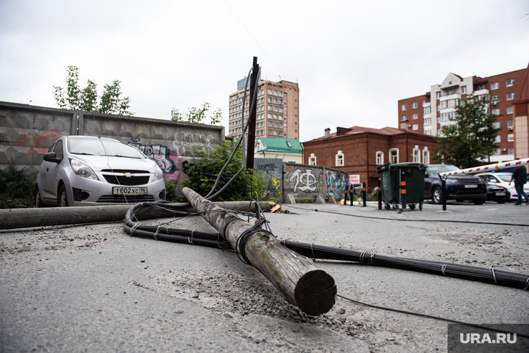 Ухудшение погоды в Екатеринбурге, провода, ураган, столб, плохая погода, екатеринбург , последствия урагана