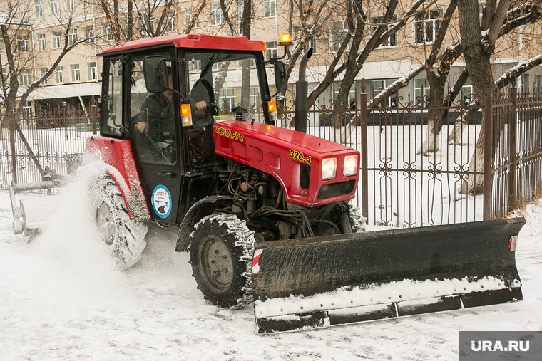 Виды города. Тюмень, уборка снега, трактор