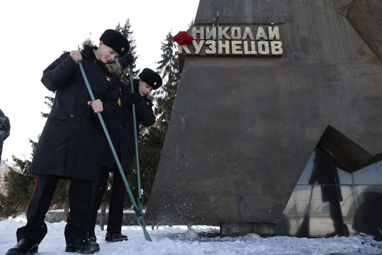 Кадеты Екатеринбургского суворовского военного училища и юные армейцы почистили от снега территорию вокруг монумента Николаю Кузнецову