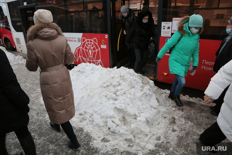 Город. Пермь, снег, уборка снега, автобус, остановка автобусная