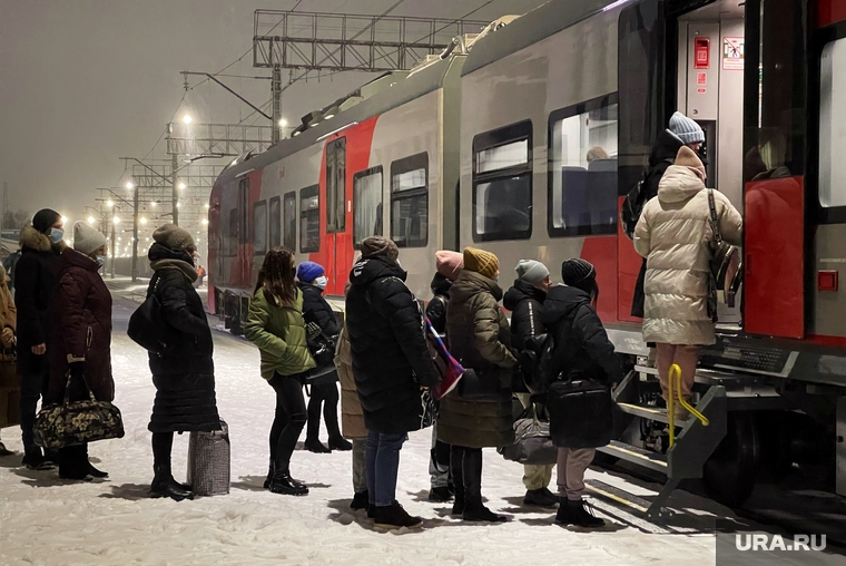 Электропоезд «Ласточка». Курган, чемоданы, электричка, электропоезд, чемодан, ласточка, пассажиры, отток населения
