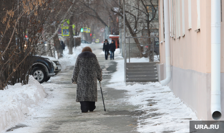 Виды Кургана, бабушка, пенсионерка с палочкой
