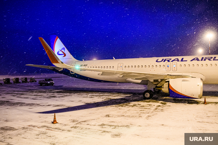 Аэропорт "Кольцово" во время снегопада. Екатеринбург, уральские авиалинии, зима, ural airlines, впп, взлетно-посадочная полоса, взлетное поле, airbus a321 neo, airbus a321neo, авиакомпания уральские авиалинии, авиакомпания ural airlines