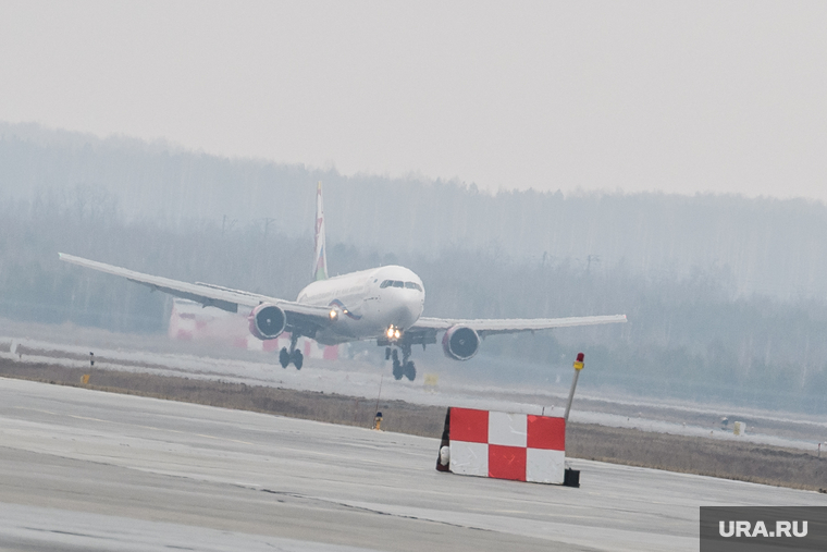 Прибытие борта РМК с гуманитарным грузом в аэропорт Кольцово. Екатеринбург, аэропорт, посадка самолета, взлетно-посадочная полоса, boing, боинг 767-300, авиакомпания sun day, boing 767-300