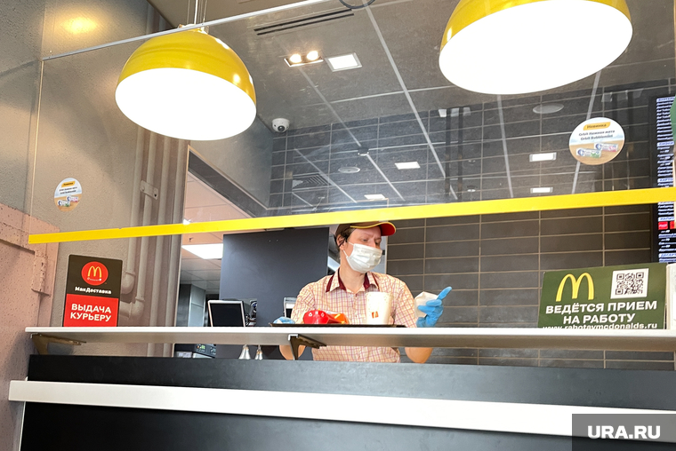 Работа челябинской сети McDonald’s пока продолжается в полном формате — вплоть до набора новых сотрудников