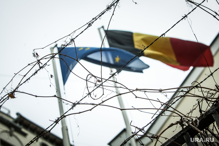 Посольство Бельгии. Москва, колючая проволока, флаг бельгии и евросоюза