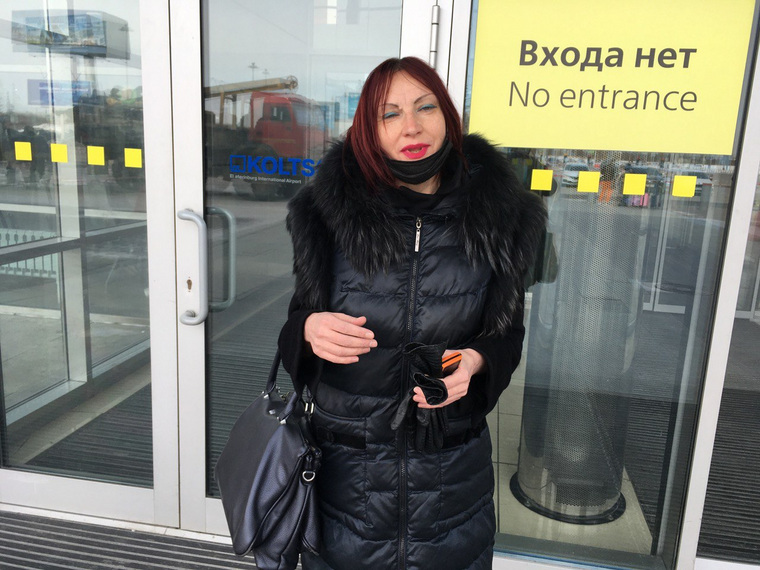 Светлана, живя в аэропорту, умудряется наносить макияж