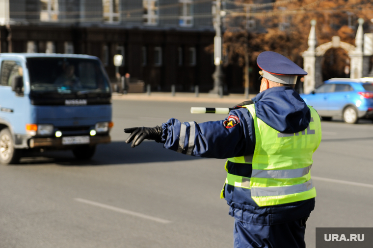 Проверка водителей и пассажиров на соблюдение масочного режима. Челябинск, гаи, полиция, гибдд, дпс, дорога