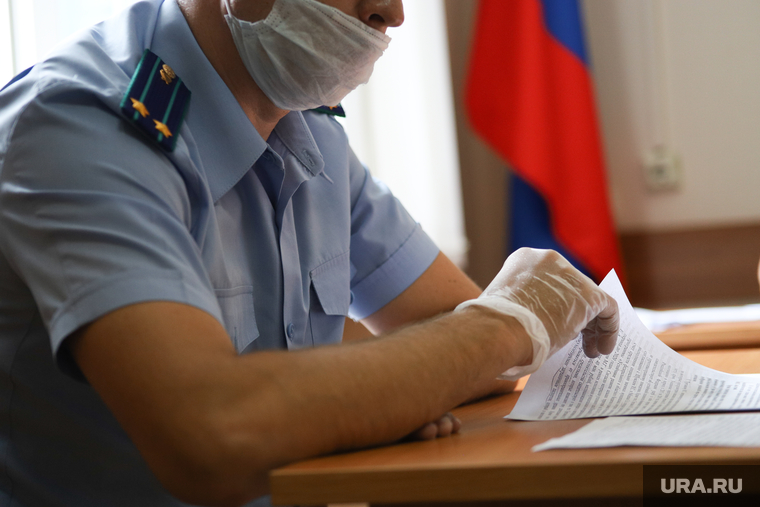 Судебное заседание по уголовному делу коммерческого директор ООО «Мультипласт» Михаила Третьякова. Курган, прокурор, медицинская маска, резиновые перчатки, флаг россии, масочный режим