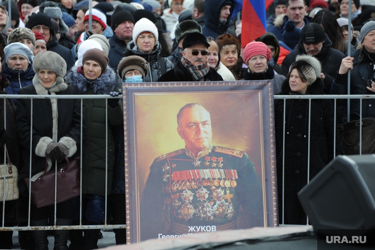 Жители принесли на фестиваль портрет маршала Георгия Жукова
