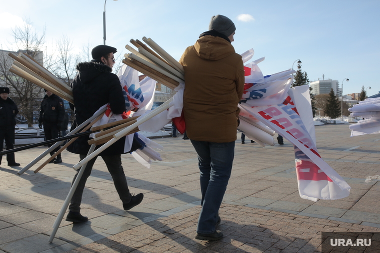 Митинг-концерт продлился около часа, после чего участники и организаторы покинули площадь