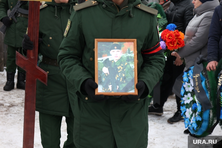 «Мы всегда будем помнить нашего отважного солдата, нашего защитника, который отдал свою жизнь Родине», — сказала бывшая учительница рядового Александра Тарханова