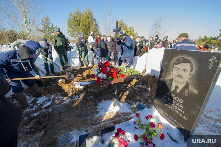 Вячеслав Зуев похоронен рядом со своим дедом, бывшим военным Николаем Зубовым
