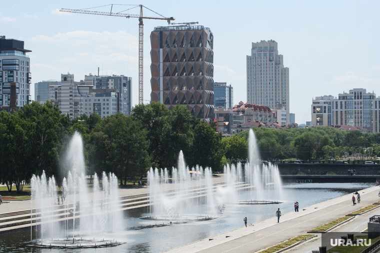 Екатеринбург во время пандемии коронавируса COVID-19, исторический сквер, река исеть, фонтан, город екатеринбург