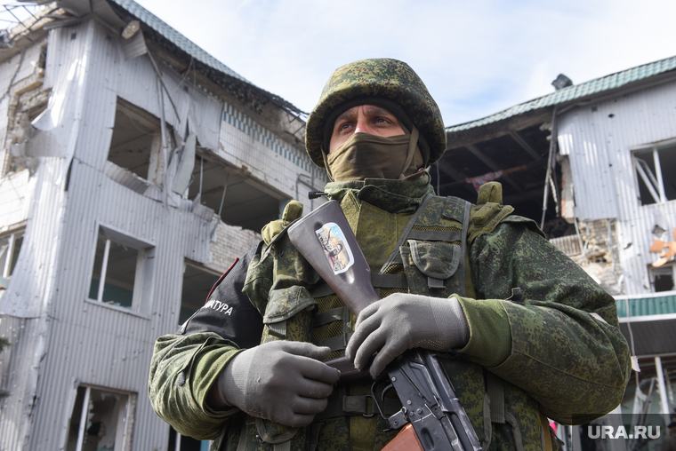 Волноваха после освобождения. ДНР, Волноваха, военные, днр, патруль, ополченец, военная комендатура, патрулирование, разрушения, зачистка, солдат, народная милиция, волноваха, армия днр, солдат с автоматом, солдат днр