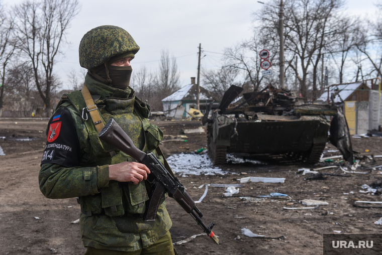 Волноваха после освобождения. ДНР, Волноваха, военные, днр, патруль, ополченец, военная комендатура, военный патруль, патрулирование, зачистка, солдат, народная милиция, комендатура, волноваха, разбитая техника, солдат с автоматом