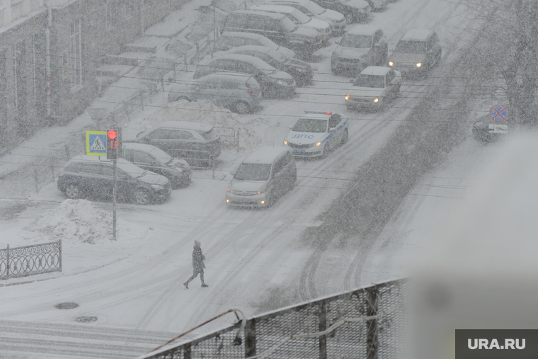 Из-за снежного бурана видимость на дорогах стала почти нулевой
