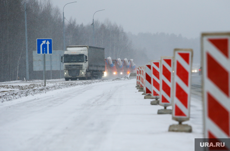 Торжественное открытие участка Пермской трассы Р-242 после капремонта. Екатеринбург, транспорт, зима, большегруз, фура, грузовик, движение, проезд открыт, трафик, разделительная полоса, зимняя дорога, трасса, дорога, разрешающий знак, орога